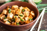 Tofu auspressen: So bringt ihr mehr Geschmack in den Protein-Lieferanten!